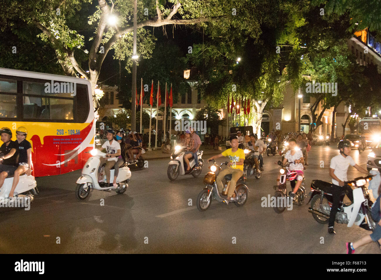 junge Menschen in den Abend im Zentrum von Hanoi, der Hauptstadt von Vietnam, Asien Stockfoto
