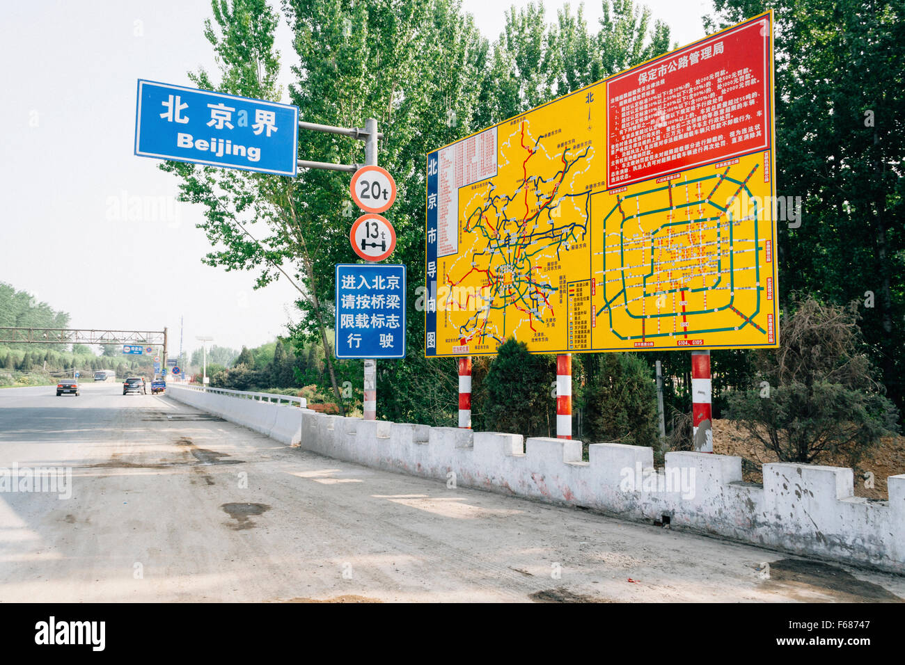 Peking - die Guideboard an der Grenze zwischen der Provinz Hebei und Peking. Stockfoto