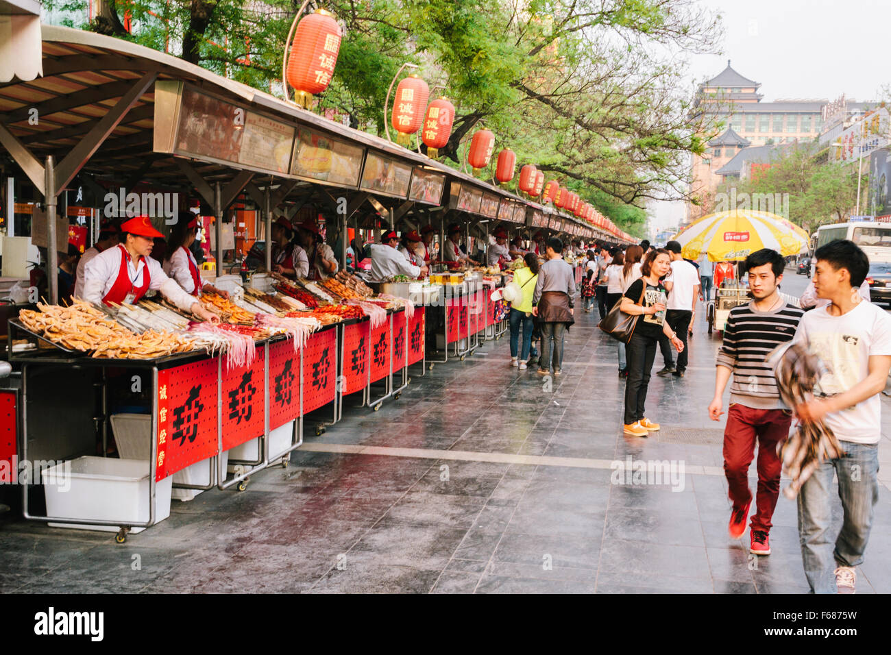 Peking - die Ansicht der Donghuamen Snack Street in der Tageszeit. Sie verkaufen viele leckere traditionelle Beijing Snacks. Stockfoto