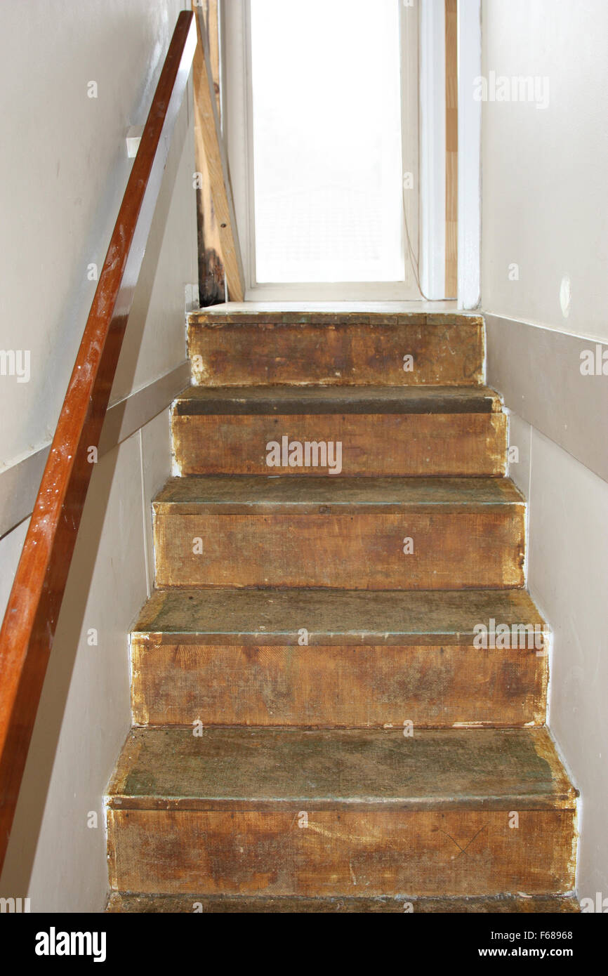 alte Holztreppe gerade renoviert Stockfoto