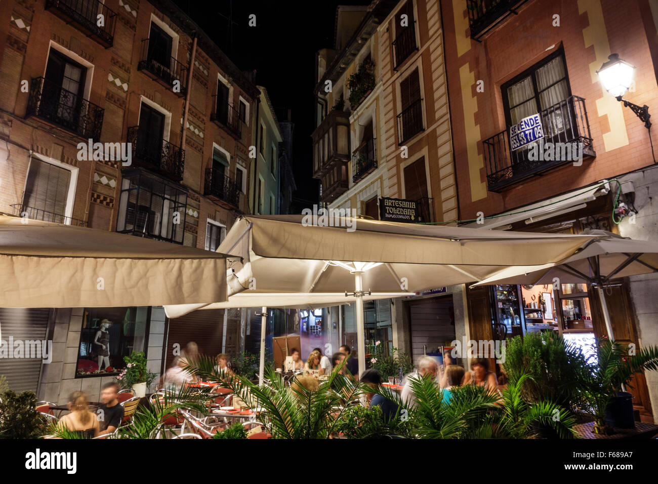 Toledo Spanien, Europa, Spanisch, hispanische Dämmerung, Nachtabend, Restaurant Restaurants Essen Essen Essen Cafe Cafés, Außenterrasse Außenterrasse Tische Stockfoto