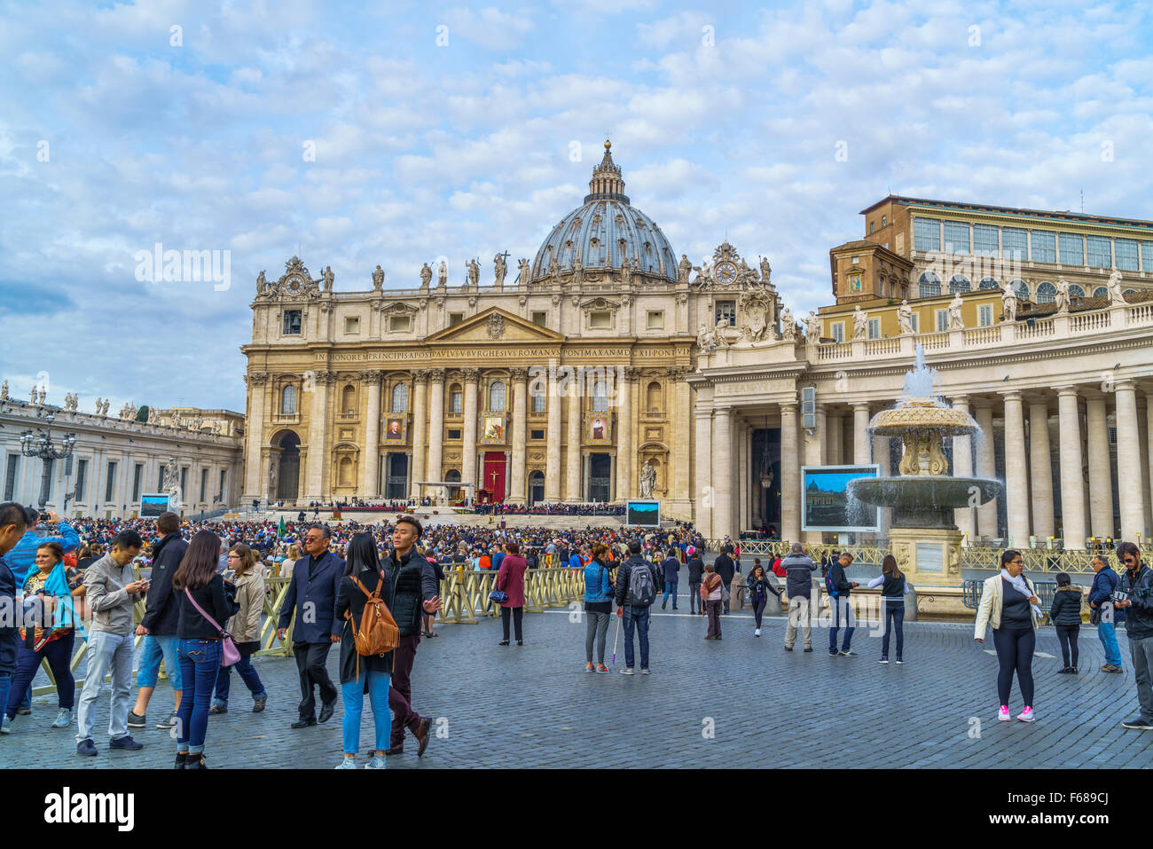 Sankt Petersplatz, Vatikan - 18. Oktober 2015: Touristen und Belivers am Sankt-Peters-Platz am Sonntag. Sankt-Peters-Platz ist eine massive Plaza befindet sich vor Saint Peters Basilica in der Vatikanstadt. Stockfoto