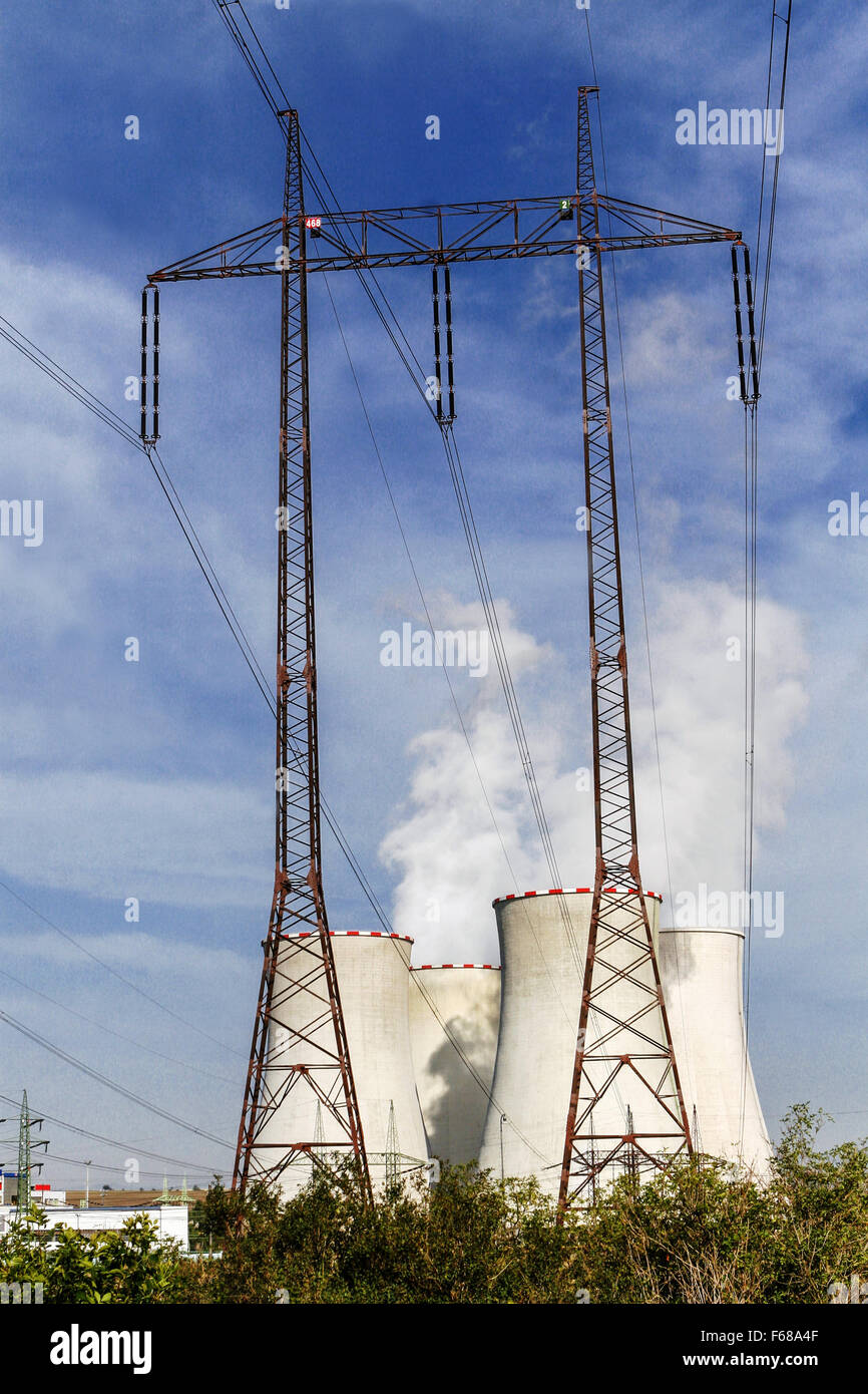 Kohlekraftwerk, Stromleitungen auf dem Land. Pocerady, Nordböhmen, Tschechische Republik Europa Drähte mit einer Anlage verbunden, Drähte im Himmel Stockfoto