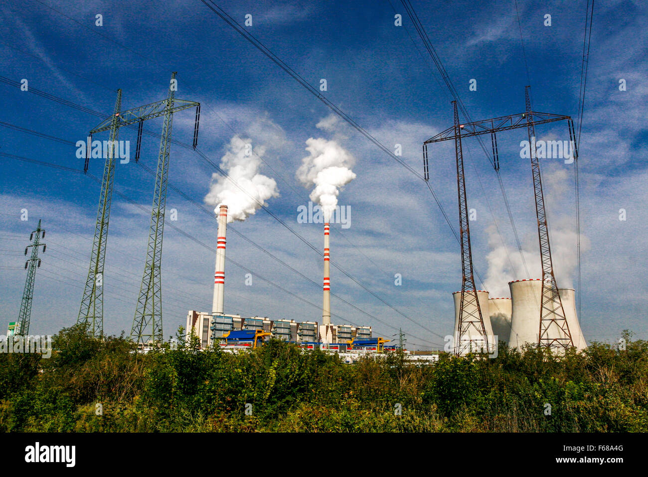 Schornsteinrauch, Kohlekraftwerk, Stromleitungen auf dem Land. Pocerady, Nordböhmen, Tschechische Republik Europa, Stromleitungen, die an eine Anlage angeschlossen sind Stockfoto