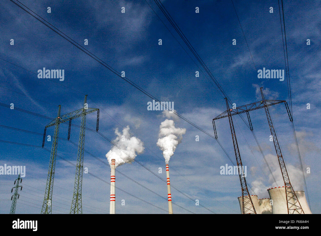 Kohlekraftwerk, Stromleitungen auf dem Land. Pocerady, Nordböhmen, Tschechische Republik Europa Stromleitungen, die an eine Anlage angeschlossen sind Stockfoto