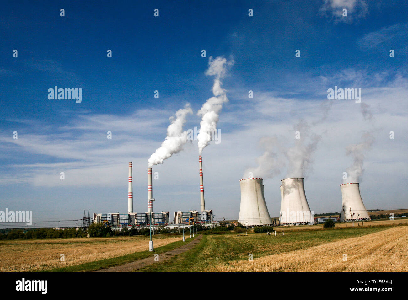Kühlkraftwerk in der Landschaft Pocerady Tschechische Republik Produktion Elektrizität, Energiewirtschaft Stockfoto