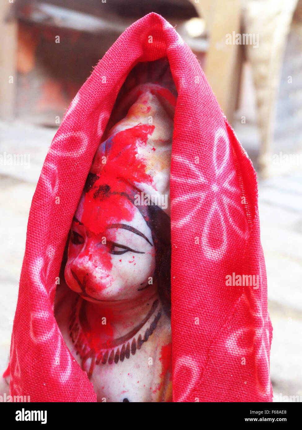 Gott Hanuman Idol mit rotem Tuch bedeckt und Mennige auf Gesicht Stockfoto