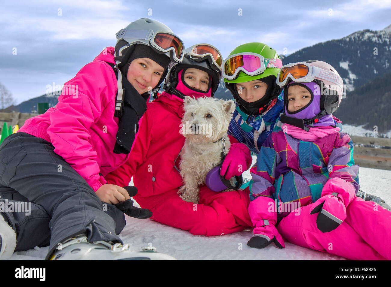 Mädchen mit Hund auf den Ski-Urlaub Stockfoto