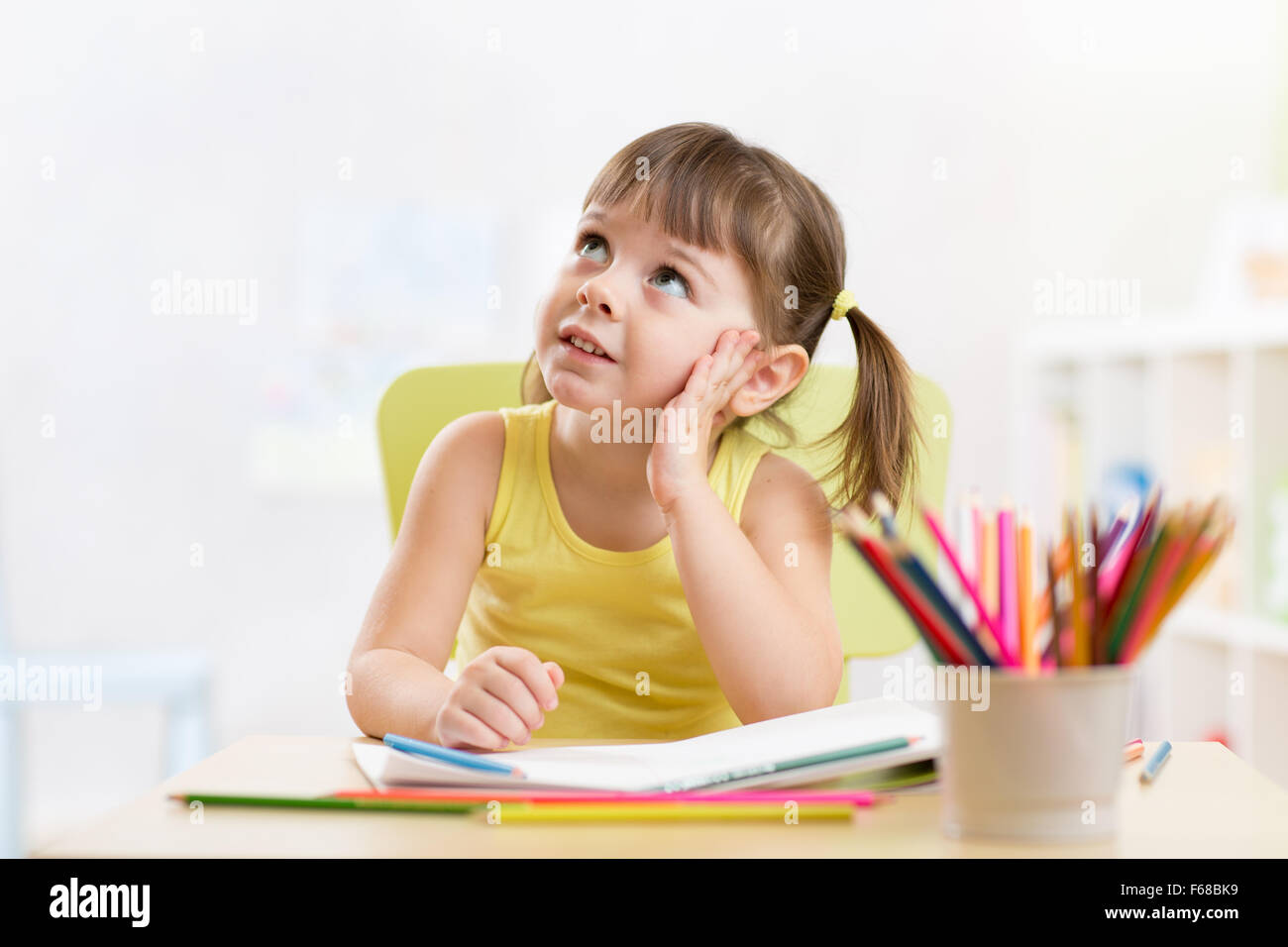 rücksichtsvoll Kind Mädchen zeichnen mit bunte Bleistifte Stockfoto