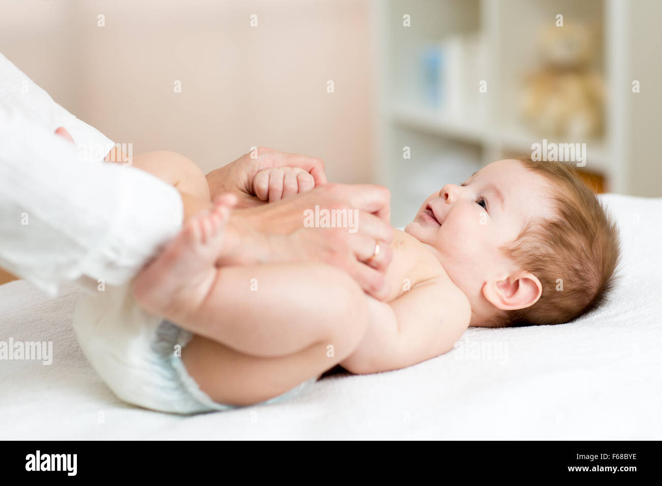 Masseurin oder Arzt Massage Baby boy Stockfoto
