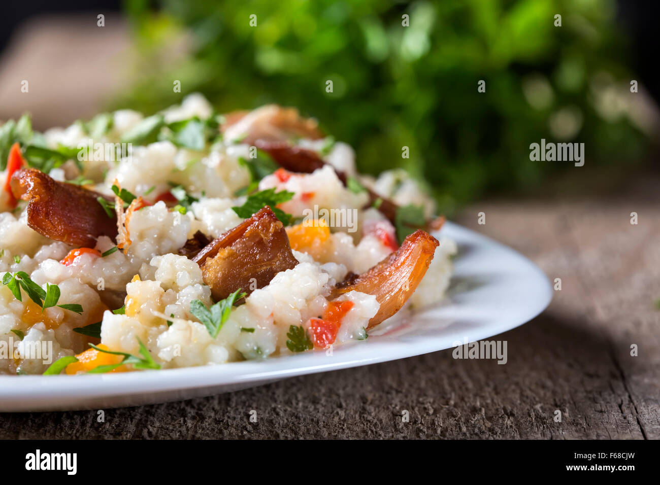 Weißer Reis mit Hühnerfleisch und Gemüse Stockfoto