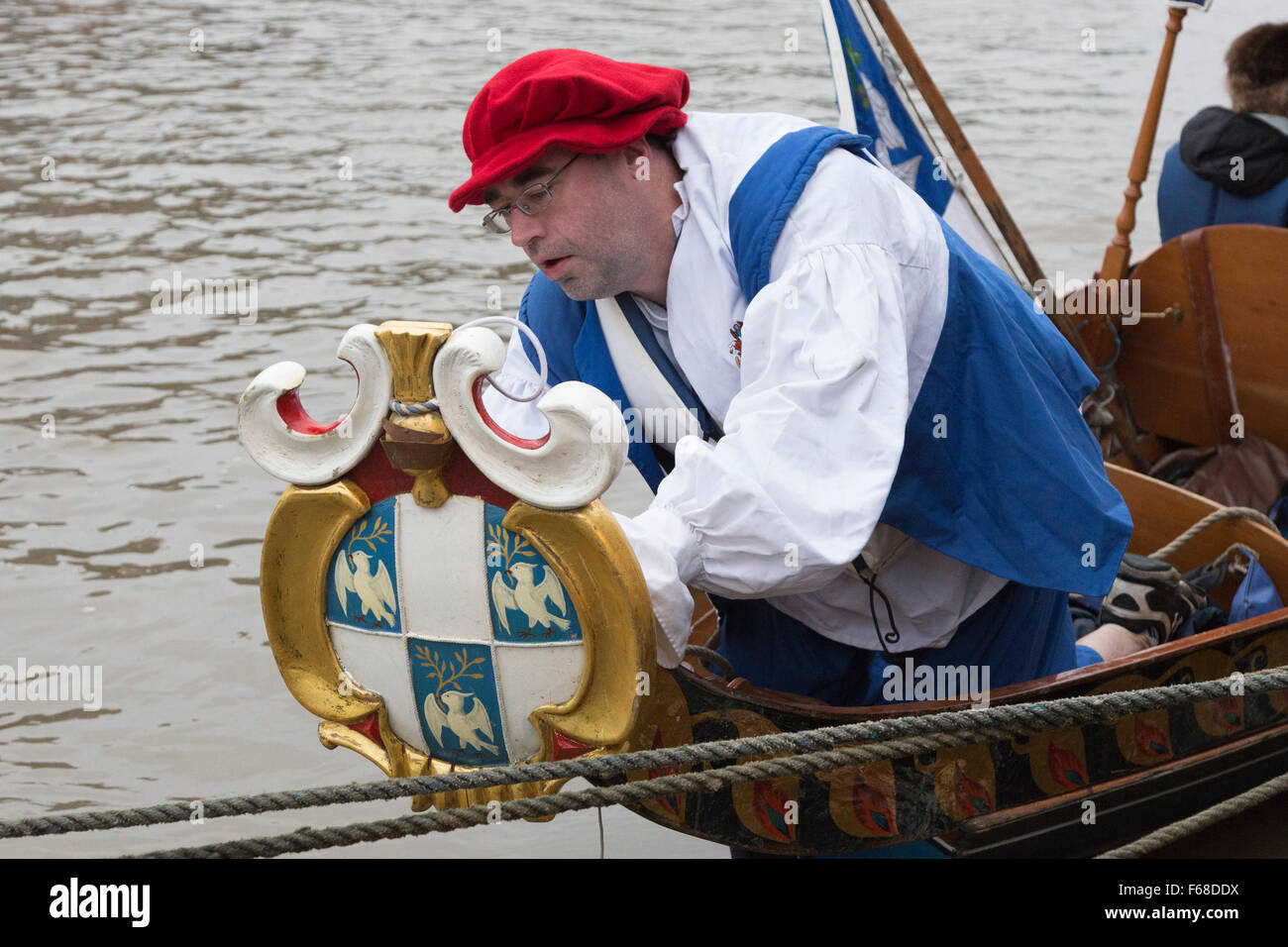 London, UK. 14. November 2015. Ein Mann bereitet ein Boot bei Vauxhall. Jeffrey Evans, 4. Baron Mountevans, der Lord Mayor 2015/2016 begibt sich an Westminster Bootfahren Basis, eine Flottille von kleinen Booten bis zur Tower Bridge vor der jährlichen Oberbürgermeister Show zu führen. Bildnachweis: Bas/Alamy Live-Nachrichten Stockfoto