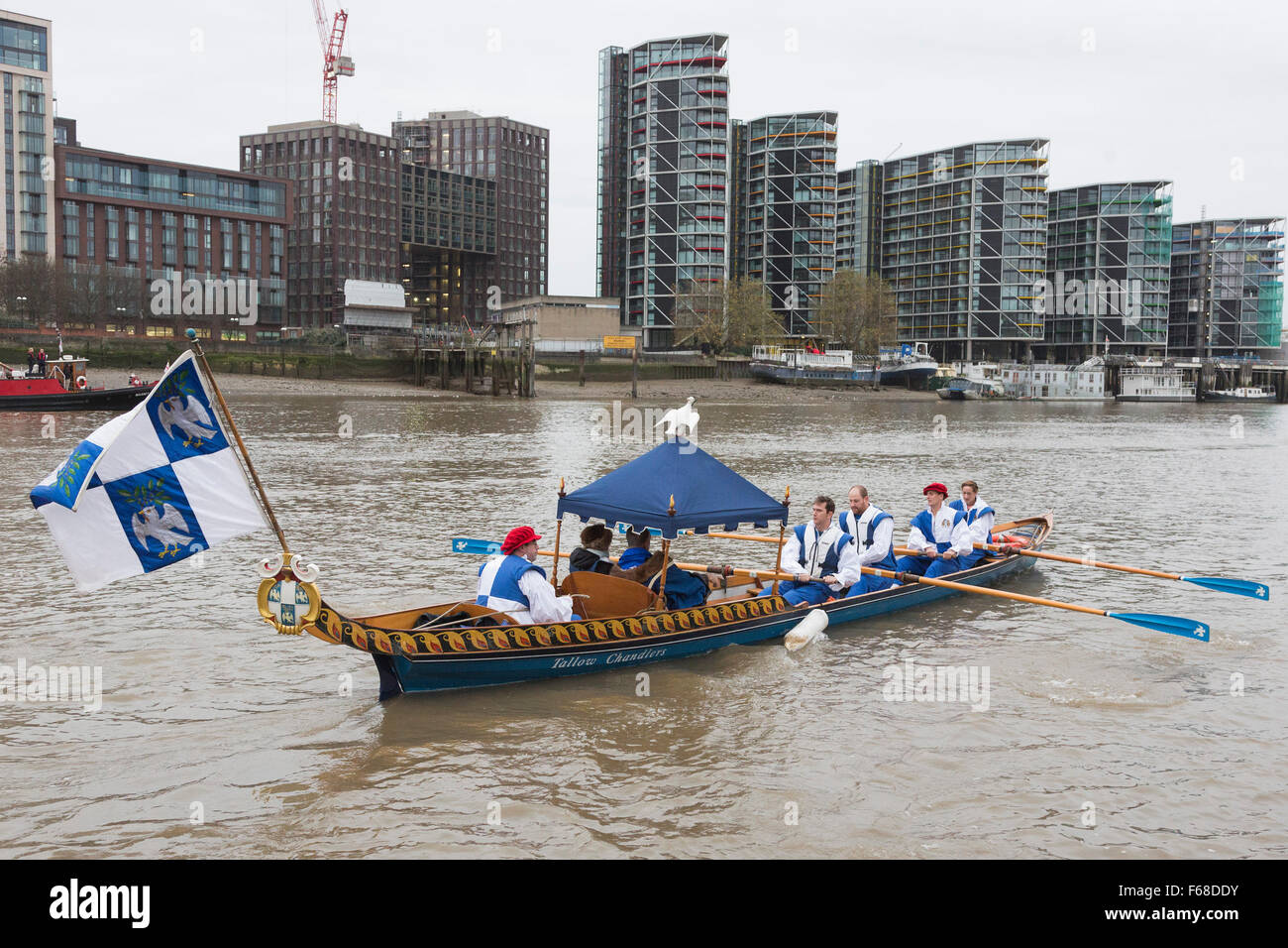 London, UK. 14. November 2015. Flotte von kleinen Booten bei Vauxhall für eine Prozession auf der Themse. Jeffrey Evans, 4. Baron Mountevans, der Lord Mayor 2015/2016 begibt sich an Westminster Bootfahren Basis, eine Flottille von kleinen Booten bis zur Tower Bridge vor der jährlichen Oberbürgermeister Show zu führen. Bildnachweis: Bas/Alamy Live-Nachrichten Stockfoto