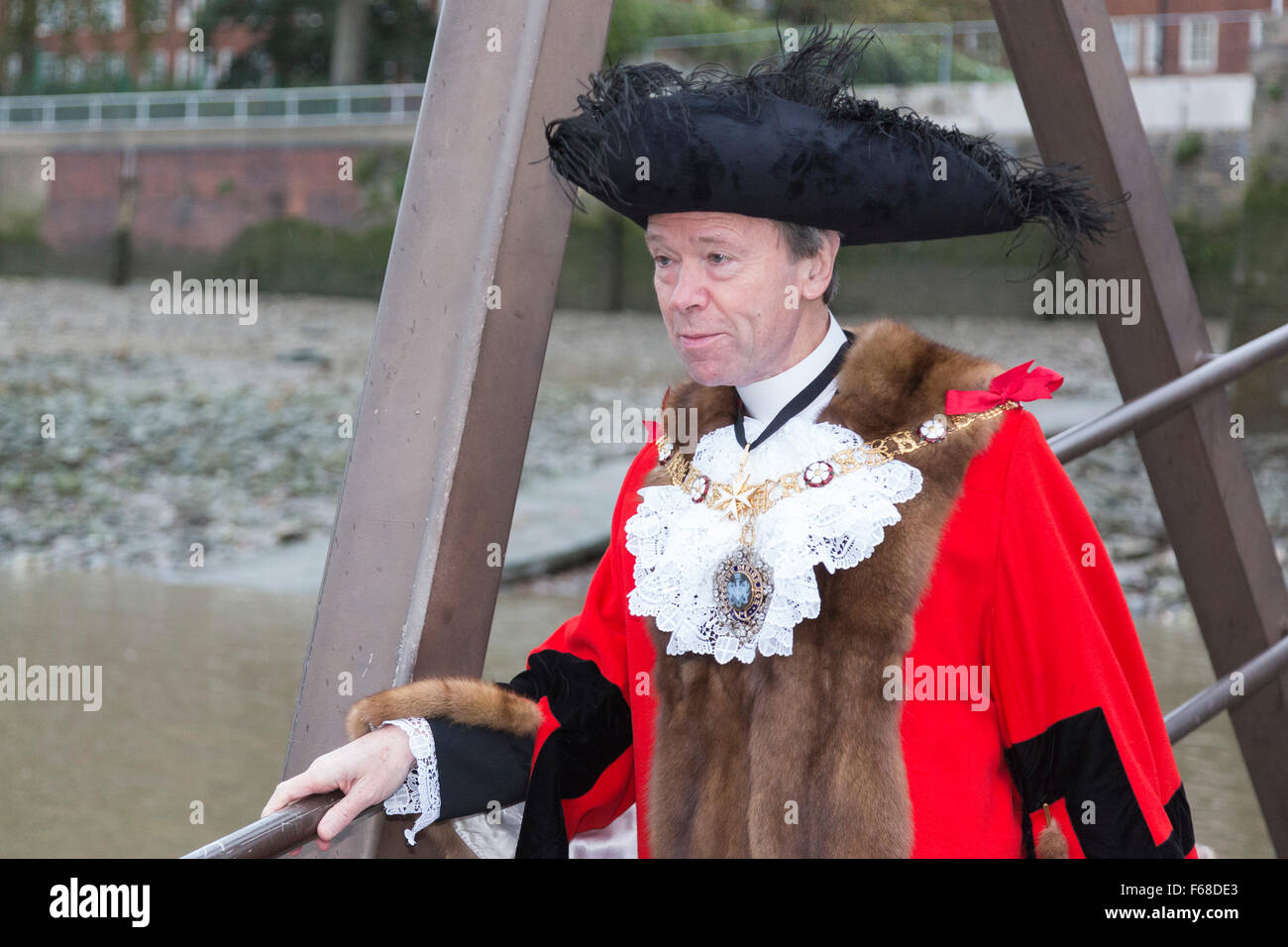 London, UK. 14. November 2015. Jeffrey Evans, 4. Baron Mountevans, der Lord Mayor 2015/2016 begibt sich an Westminster Bootfahren Basis, eine Flottille von kleinen Booten bis zur Tower Bridge vor der jährlichen Oberbürgermeister Show zu führen. Bildnachweis: Bas/Alamy Live-Nachrichten Stockfoto