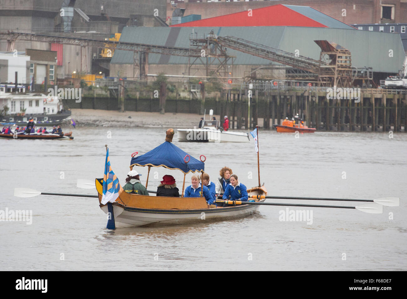 London, UK. 14. November 2015. Flotte von kleinen Booten bei Vauxhall für eine Prozession auf der Themse. Jeffrey Evans, 4. Baron Mountevans, der Lord Mayor 2015/2016 begibt sich an Westminster Bootfahren Basis, eine Flottille von kleinen Booten bis zur Tower Bridge vor der jährlichen Oberbürgermeister Show zu führen. Bildnachweis: Bas/Alamy Live-Nachrichten Stockfoto