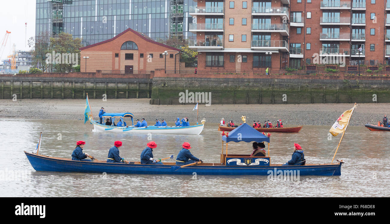 London, UK. 14. November 2015. Flotte von kleinen Booten bei Vauxhall für eine Prozession auf der Themse. Jeffrey Evans, 4. Baron Mountevans, der Lord Mayor 2015/2016 begibt sich an Westminster Bootfahren Basis, eine Flottille von kleinen Booten bis zur Tower Bridge vor der jährlichen Oberbürgermeister Show zu führen. Bildnachweis: Bas/Alamy Live-Nachrichten Stockfoto