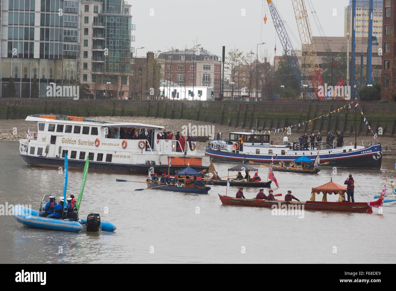 London, UK. 14. November 2015. Flotte von kleinen Booten bei Vauxhall für eine Prozession auf der Themse. Jeffrey Evans, 4. Baron Mountevans, der Lord Mayor 2015/2016 begibt sich an Westminster Bootfahren Basis, eine Flottille von kleinen Booten bis zur Tower Bridge vor der jährlichen Oberbürgermeister Show zu führen. Bildnachweis: Bas/Alamy Live-Nachrichten Stockfoto
