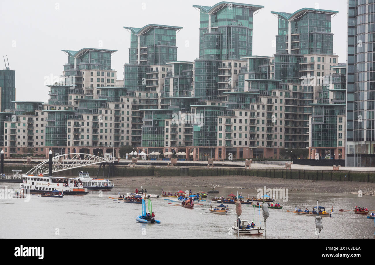 London, UK. 14. November 2015. Flotte von kleinen Booten bei Vauxhall für eine Prozession auf der Themse. Jeffrey Evans, 4. Baron Mountevans, der Lord Mayor 2015/2016 begibt sich an Westminster Bootfahren Basis, eine Flottille von kleinen Booten bis zur Tower Bridge vor der jährlichen Oberbürgermeister Show zu führen. Bildnachweis: Bas/Alamy Live-Nachrichten Stockfoto