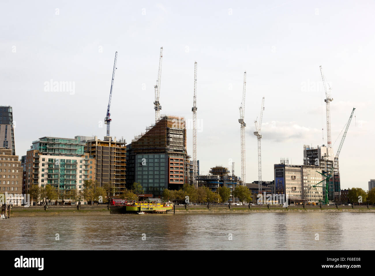Gebäude im Bau entlang der Flussufer, Lambeth, London Stockfoto