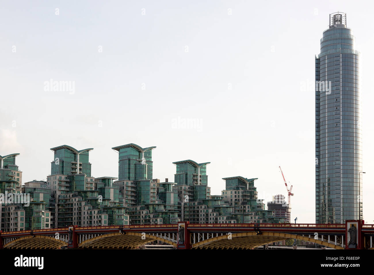 Vauxhall Bridge und St. George Wharf-Komplex, Vauxhall, London Stockfoto