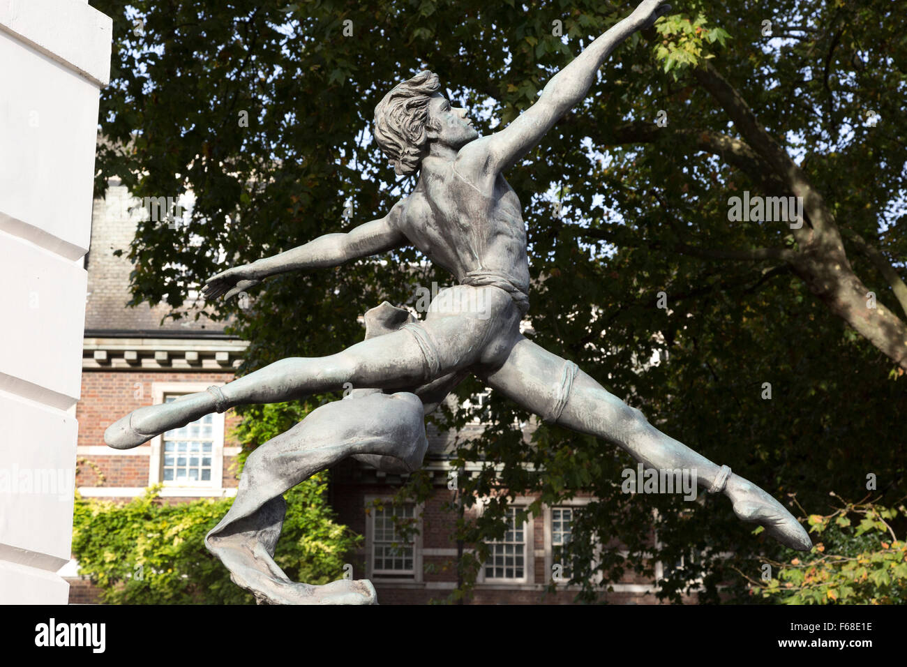 "Jeté", Skulptur von Ballett-Tänzerin von Enzo Plazzotta in Millbank, London Stockfoto