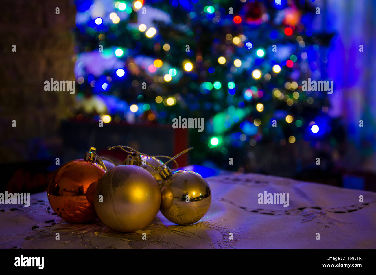 Weihnachtskugeln mit Lichtern im Hintergrund Stockfoto