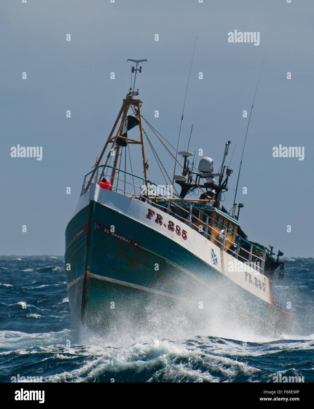 Fischereifahrzeug im rauhen Wetter Stockfoto