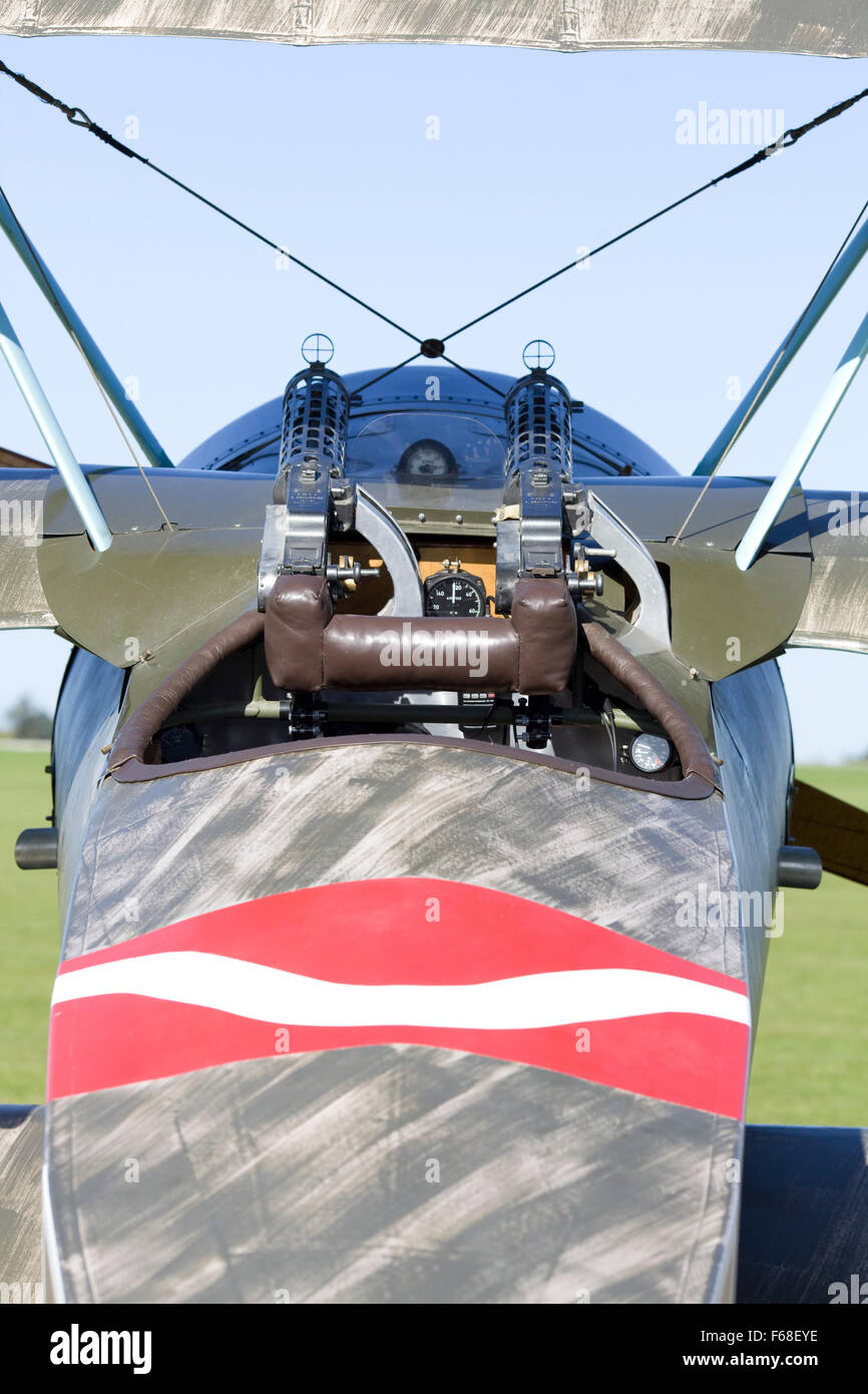Cockpit einer deutschen Fokker DR1 mit Maschinengewehren ...