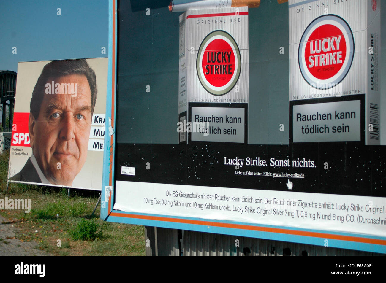 Gerhard Schroeder / SPD Neben Zigarettenwerbung - Wahlplakat, Alkohol-Zum Bundestagswahl 2005. Stockfoto