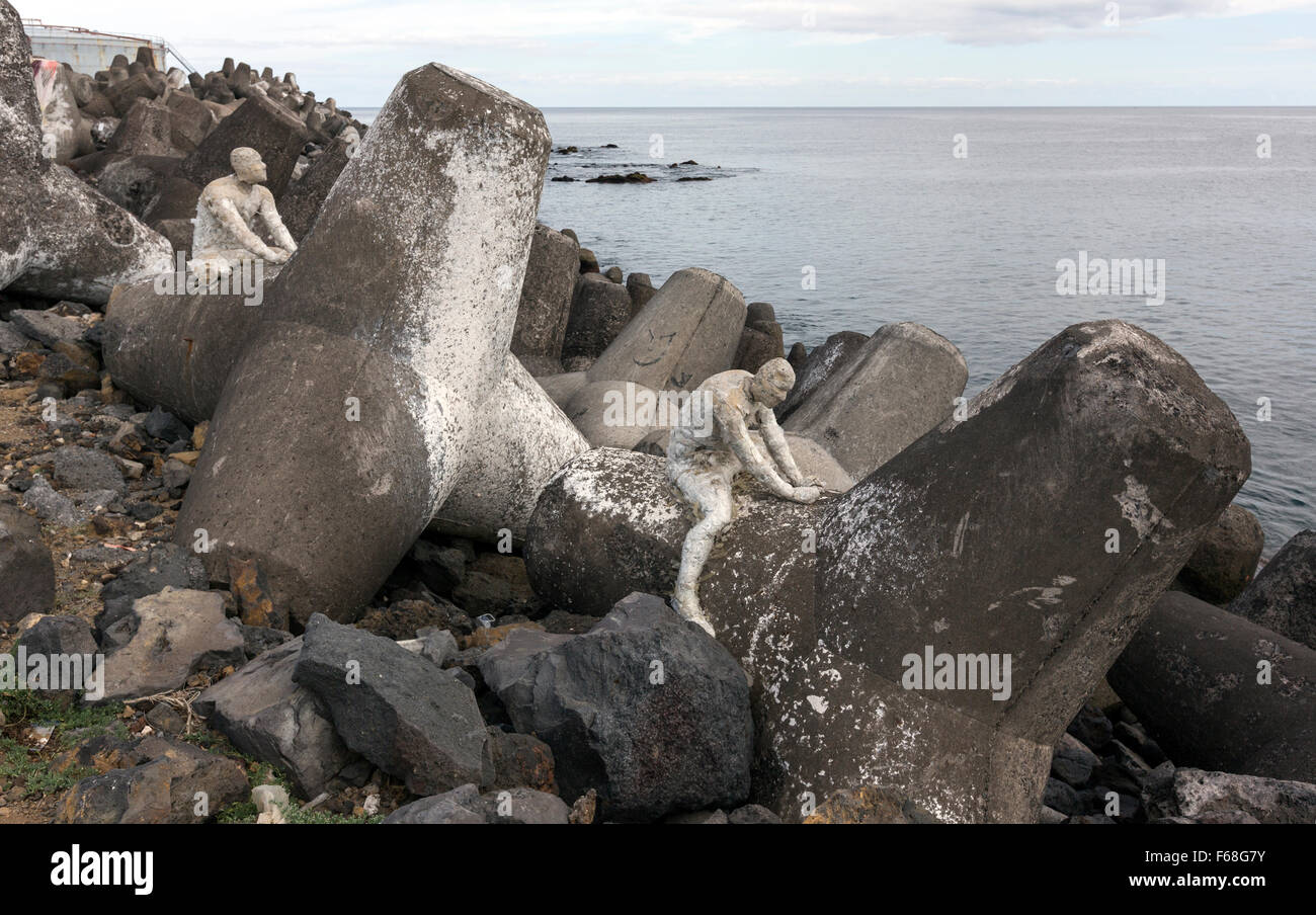 Mark Jenkins, Gips Männer Skulpturen in Delosse, geprägt von Betonsteinen, die als Wellenbrecher in Ponta Delgada gehandelt Stockfoto