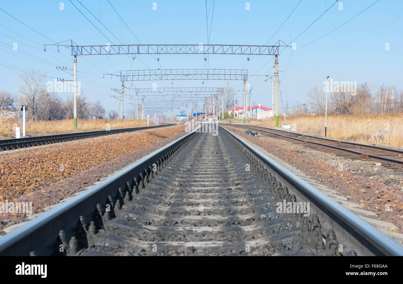 Eisenbahnschienen, die Dehnung in der Ferne hinter dem Horizont Stockfoto