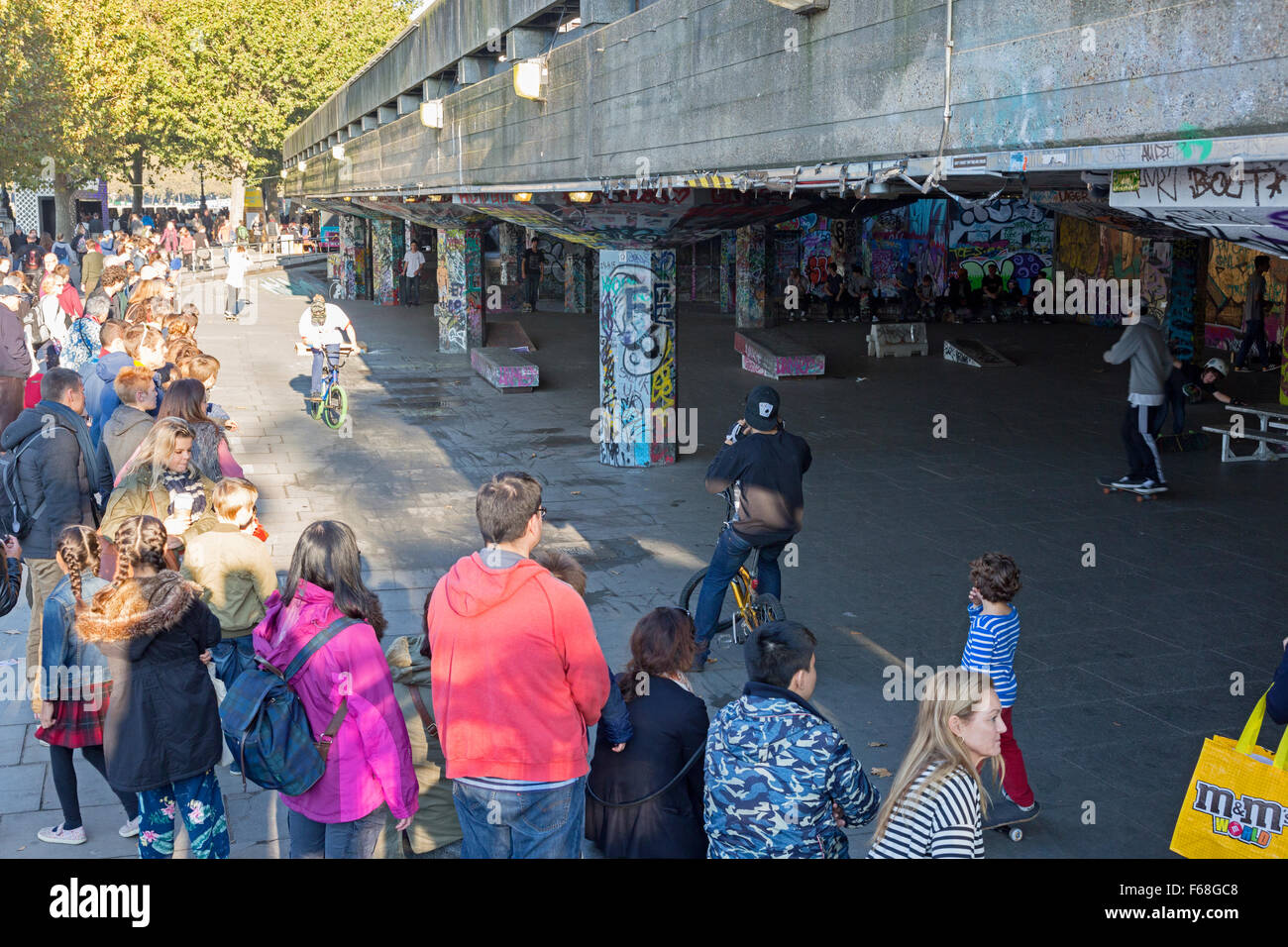 Menschen beobachten Skateboarder in Southbank Skatepark, London Stockfoto