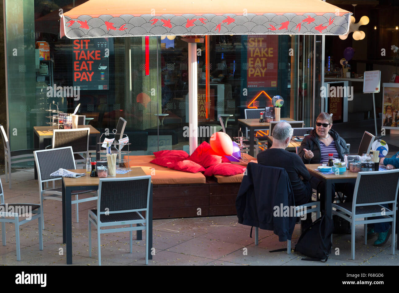 Leute sitzen außerhalb von Yo Sushi Restaurant, South Bank, London Stockfoto