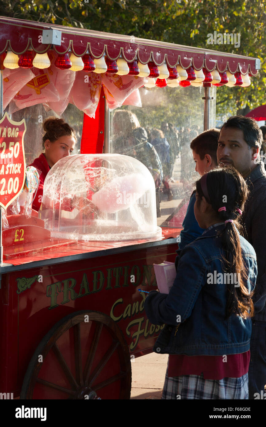 Menschen Sie kaufen Zuckerwatte am Straßenstand, South Bank, London Stockfoto