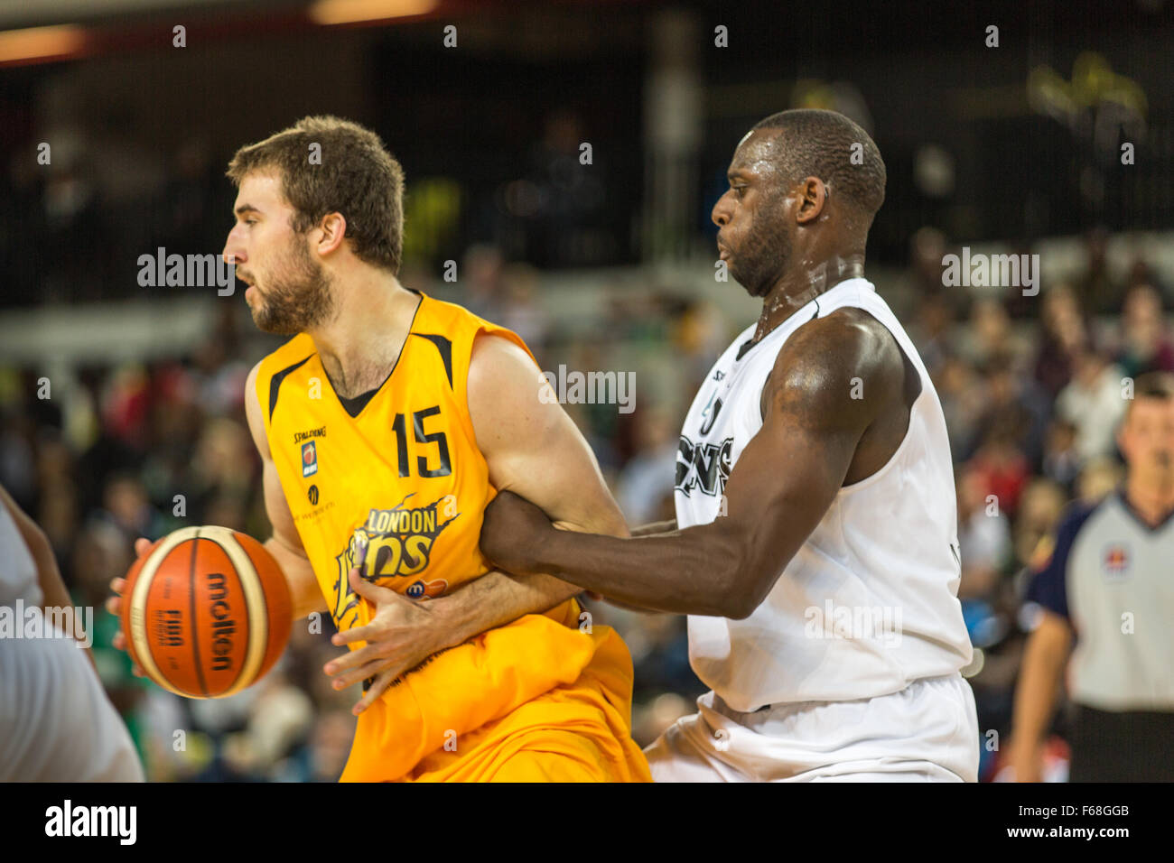 Olympiapark, London, UK, 13. November 2015. Löwen 15 hält Brian Voelkel mit dem Ball, Mancherser Riesen keine 5 Babalola an ihn. Löwen gewinnen 85-60. Copyright Carol Moir/Alamy Live News Stockfoto