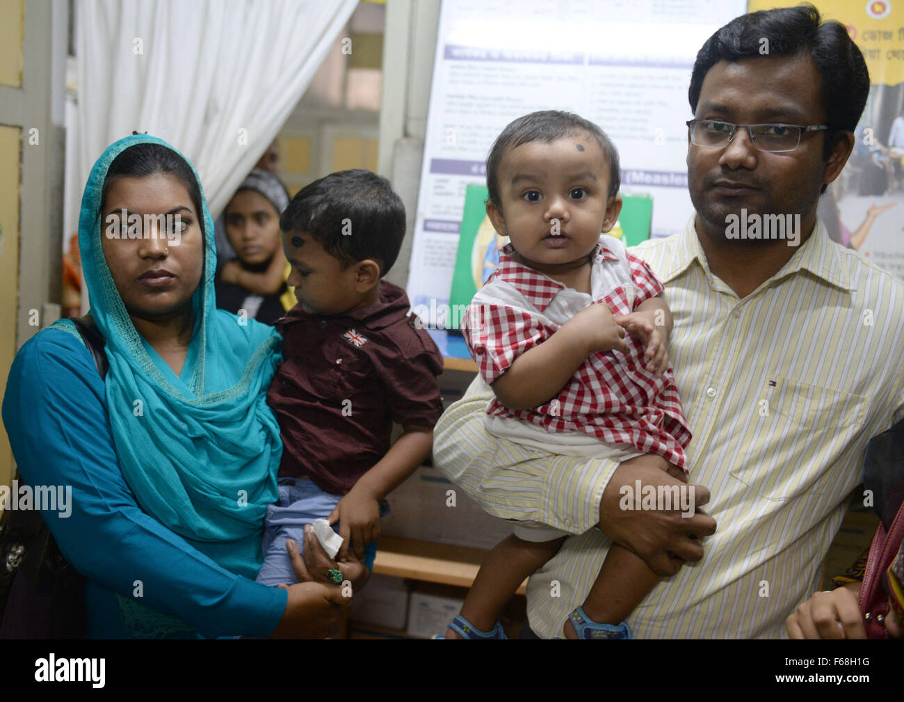 Dhaka, Bangladesch. 14. November 2015. Eltern warten auf Vitamin-A-Kapseln für ihre Kinder während einer Vitamin-A-Kampagne in Dhaka Medical College Hospital in Dhaka, Bangladesch, 14. November 2015. © Shariful Islam/Xinhua/Alamy Live-Nachrichten Stockfoto