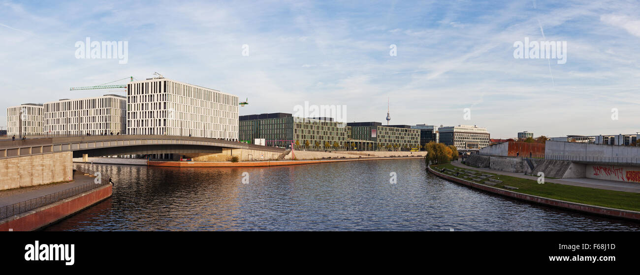Panorama der modernen Architektur entlang der Spree im Regierungsviertel von Berlin, Deutschland. Stockfoto