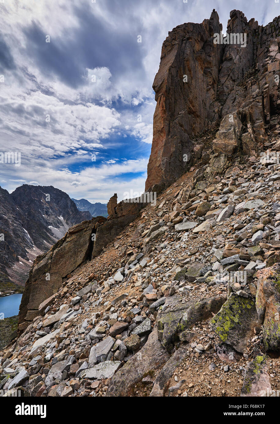 Schiefe Ebenen Abstieg vom Bergpass und bröckelnden Felsen in den östlichen Sayan. Sibirien Stockfoto