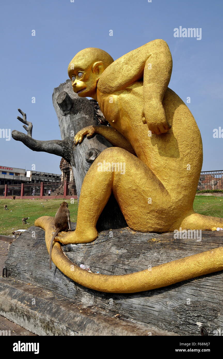 Lopburi, Thailand: Statue eines großen vergoldeten Affen am Eingang zum Wat Phra Prang Sam Yot Stockfoto