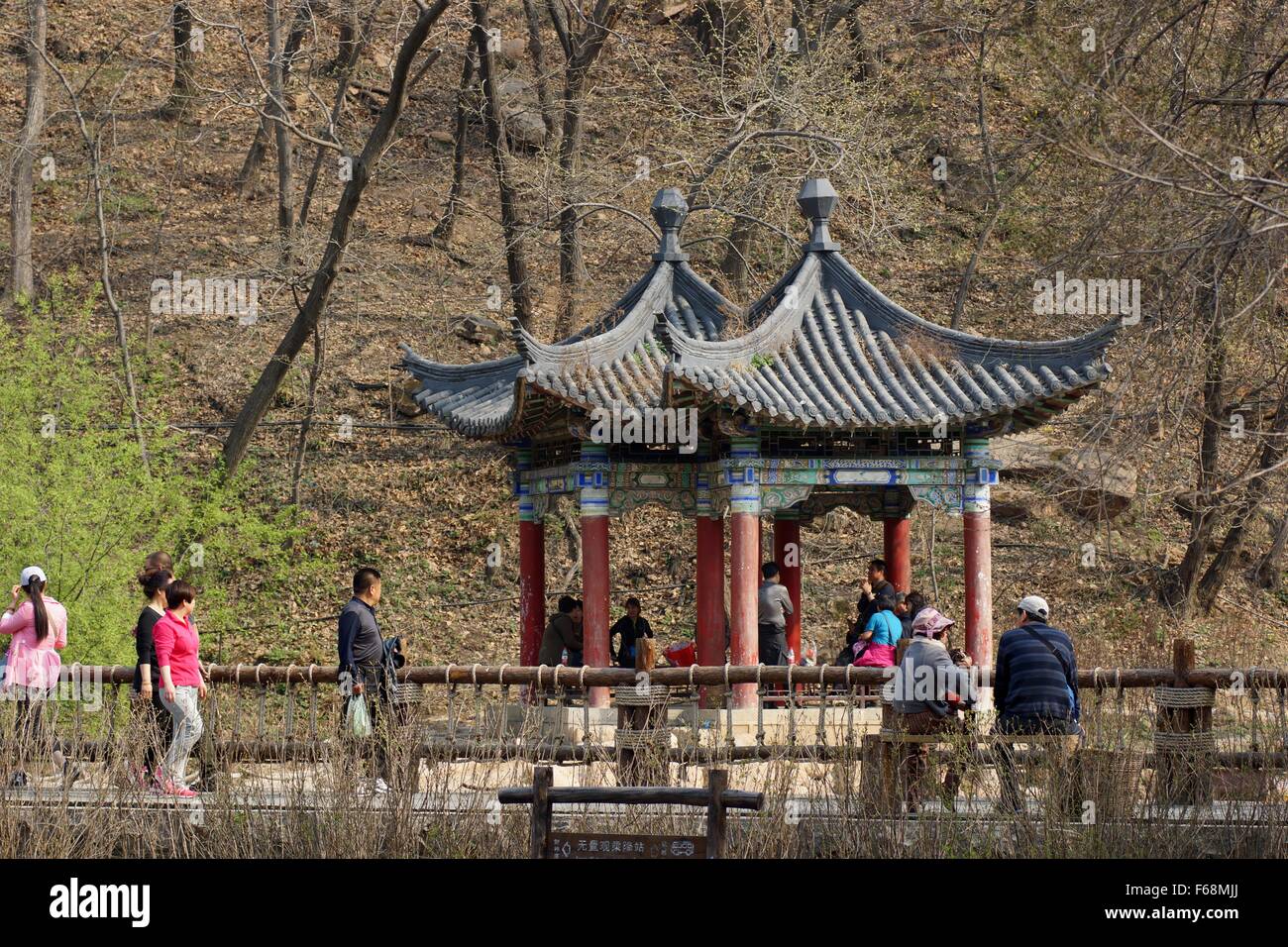 Chinesische Pavillon. Die Menschen gehen in den Park. Qianshan Nationalpark, Anshan, Liaoning Provinz, China Stockfoto