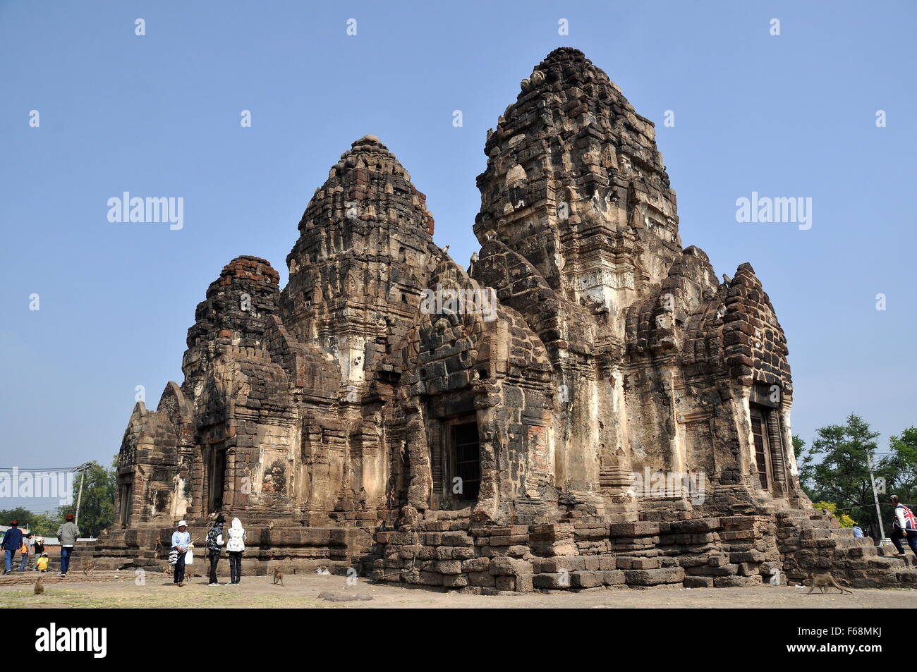 Lopburi, Thailand: Besucher am historischen alten Khmer Wat Phra Prang Sam Yot, dem Affentempel Stockfoto