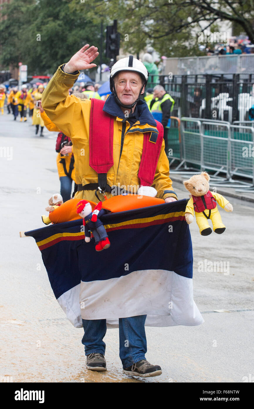 London, UK. 14. November 2015. Mann in einem Boot-Kostüm aus der RNLI,  Royal National Lifeboat Institution. Der Lord Mayor Show in der Londoner  City feiert seinen 800. Geburtstag mit einem 7.000 starken