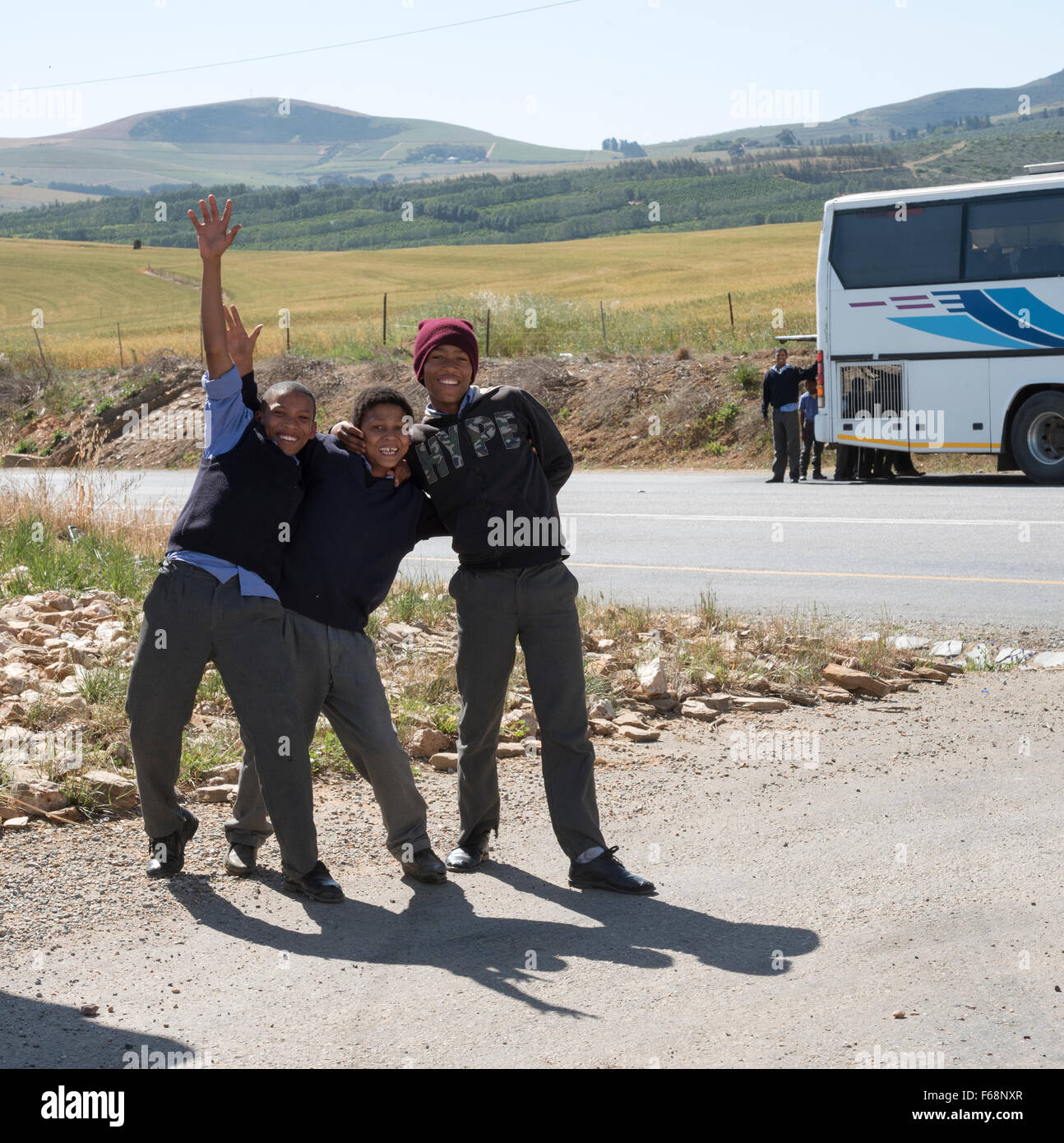 Schulbus und die Schüler Passagiere Spaß auf einer Reise in die Natur Stockfoto
