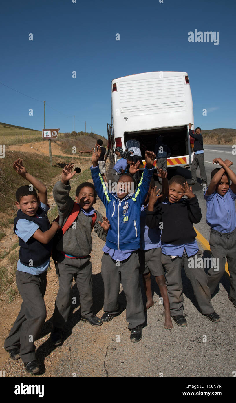 Schulbus und die Schüler-Passagiere auf einer Reise in Südafrika Stockfoto