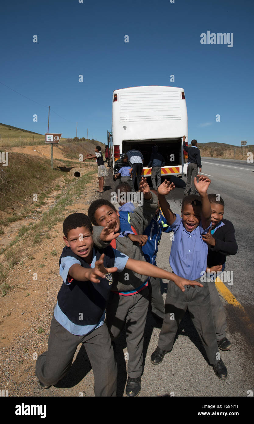 Schulbus und die Schüler-Passagiere auf einer Reise in Südafrika Stockfoto