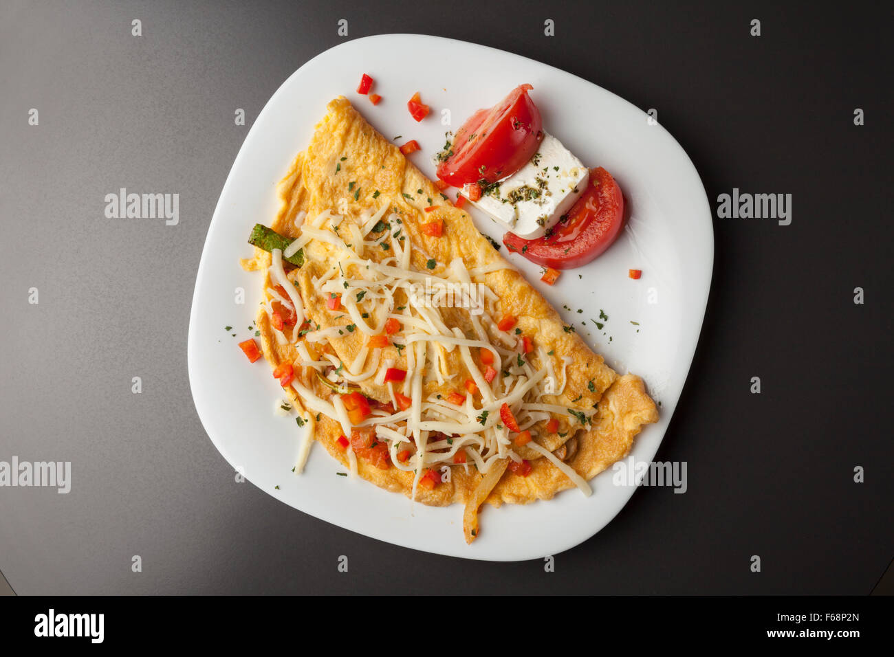 Das Frühstück auf einem weißen Teller, Eiern, Käse, Tomaten Stockfoto