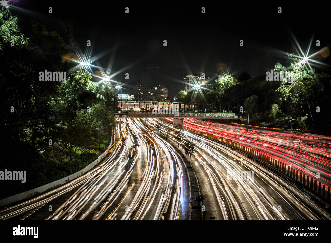 Nachtaufnahme des Verkehrs in Mexiko-Stadt Mexiko DF. Langzeitbelichtung Stockfoto