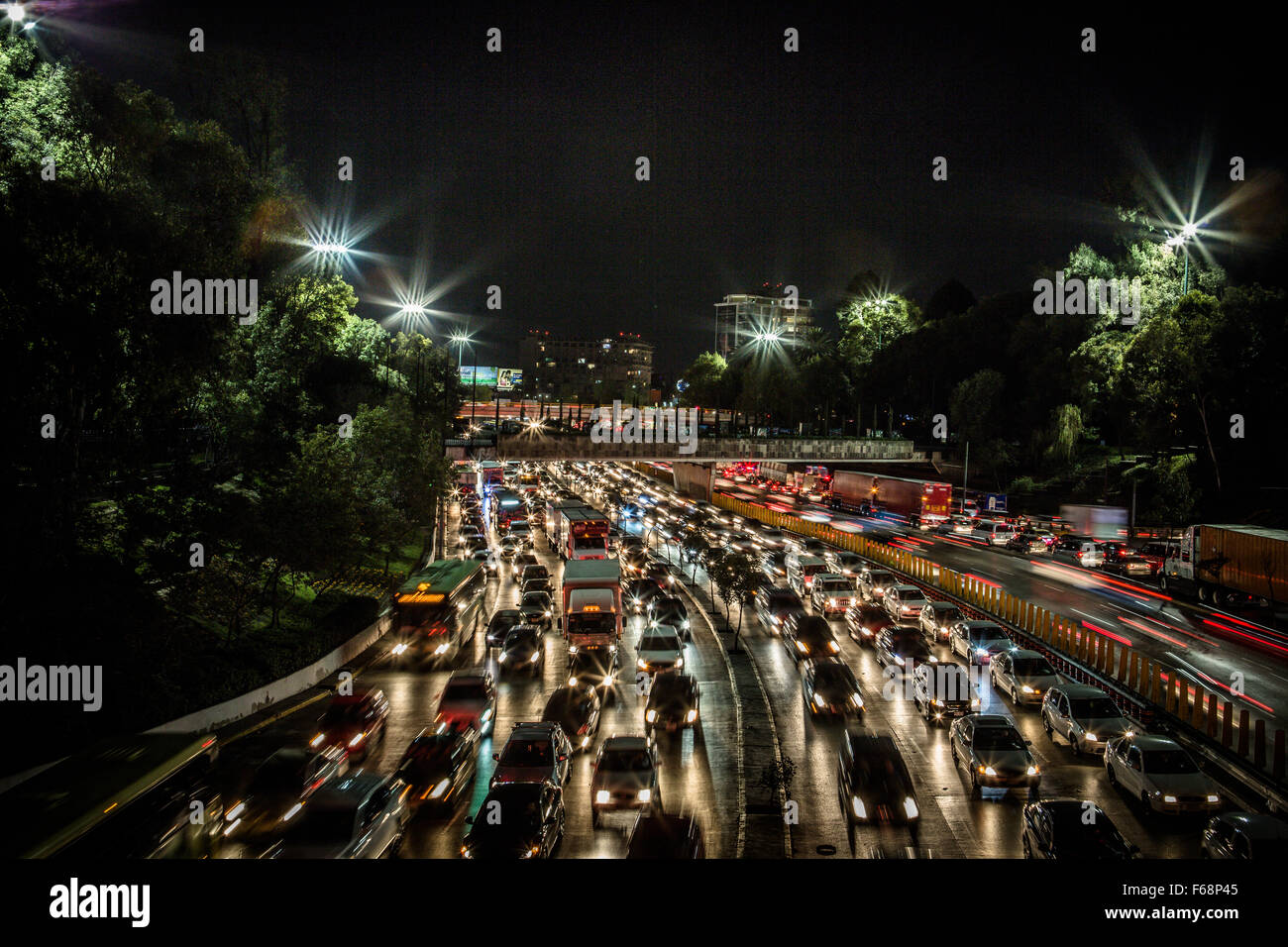 Nachtaufnahme des Verkehrs in Mexiko-Stadt Mexiko DF. Langzeitbelichtung Stockfoto