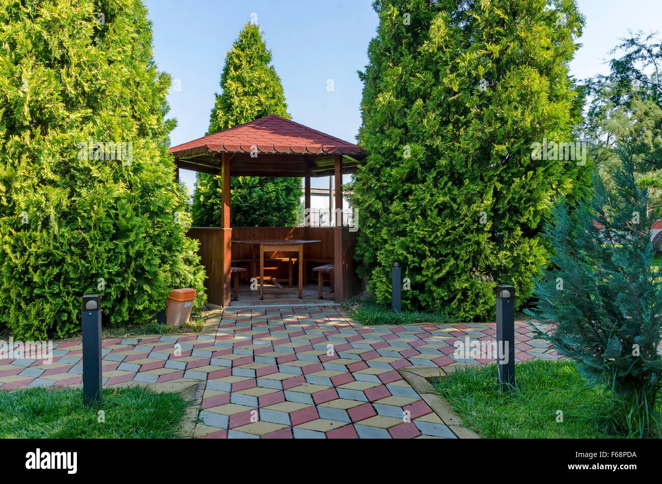 Schönheit grüner Hof mit Alkoven mit hölzernen Tisch und Sitzbank für Rest, Septemvri Stadt Pasardschik, Bulgarien Stockfoto