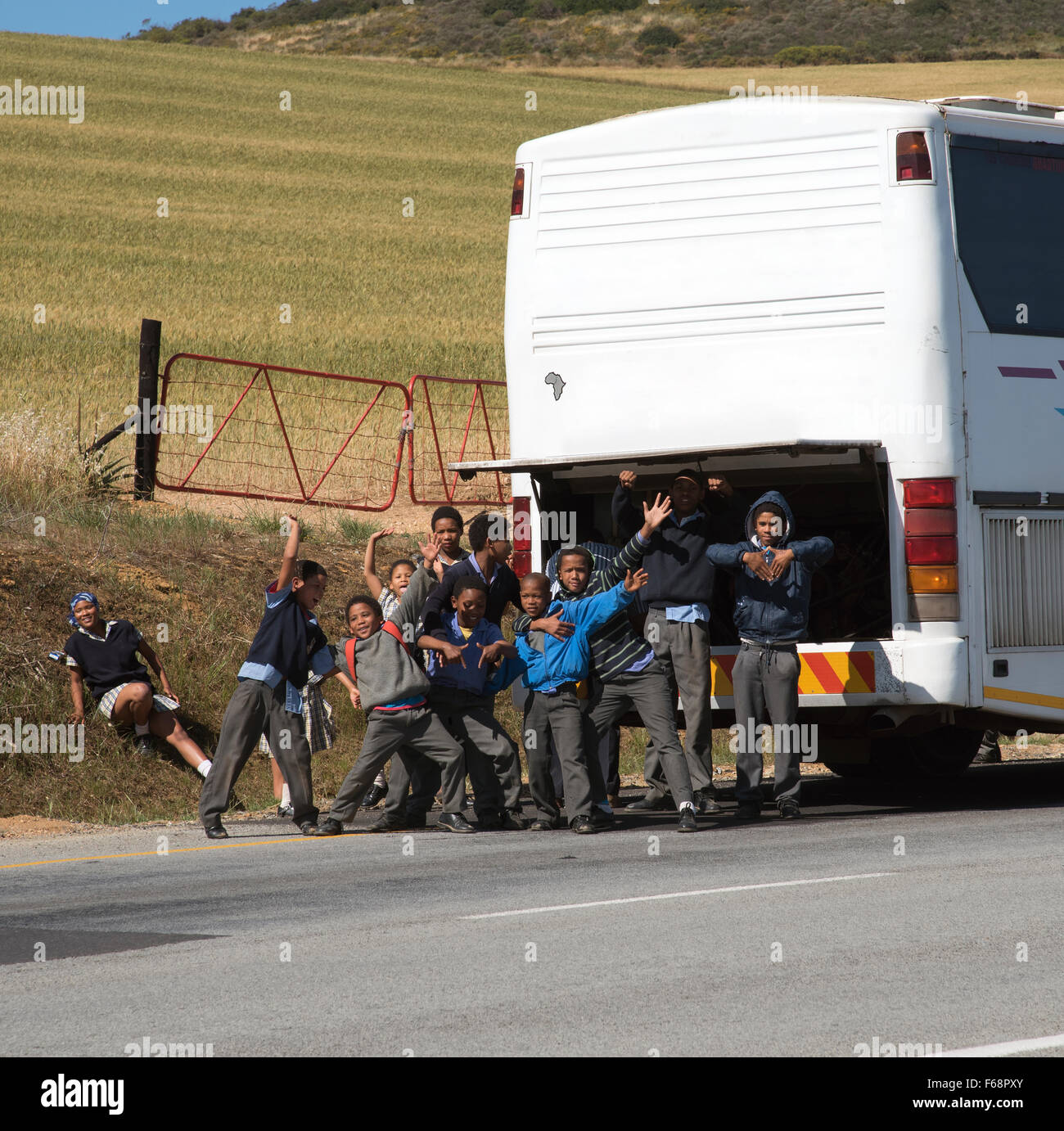 Schulbus und die Schüler-Passagiere auf einer Reise in Südafrika Stockfoto